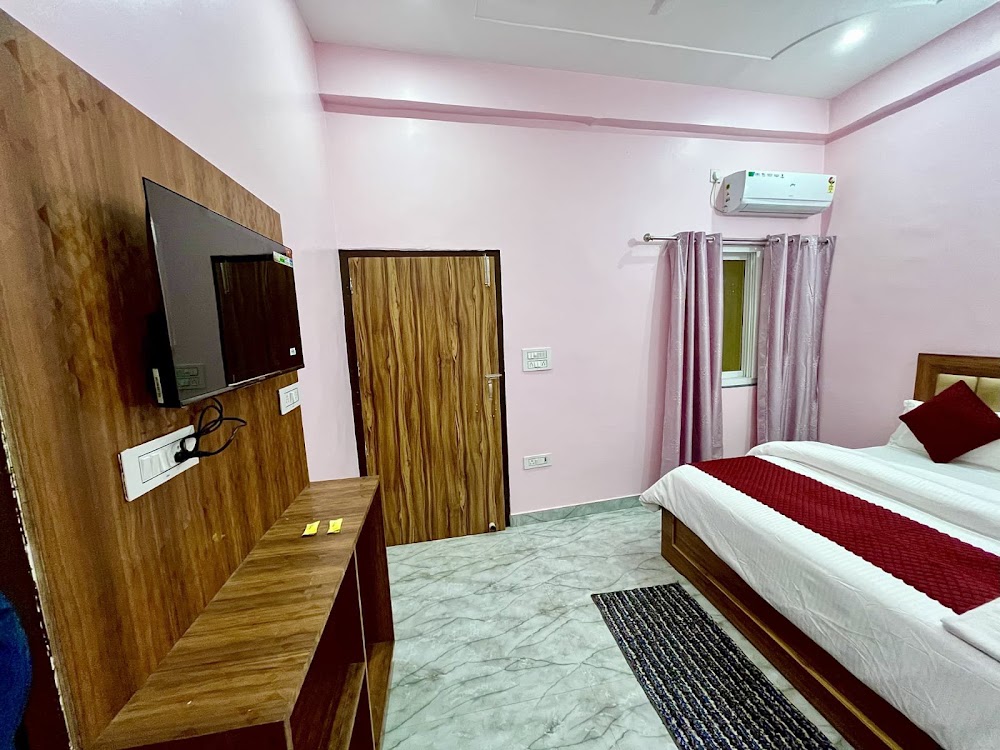 Spacious Clean Bedroom with LED TV & Console