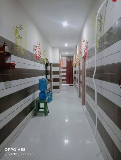 Hotel Vrinda Mohan Kunj Clean Interior Corridor & Shrine