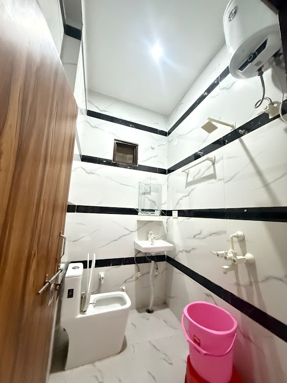 Clean Western Washroom with Geyser